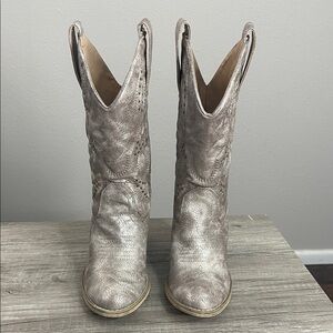 Very Volatile Los Angeles Woman’s Metallic Silver/Mauve Western Boots Size 7.5